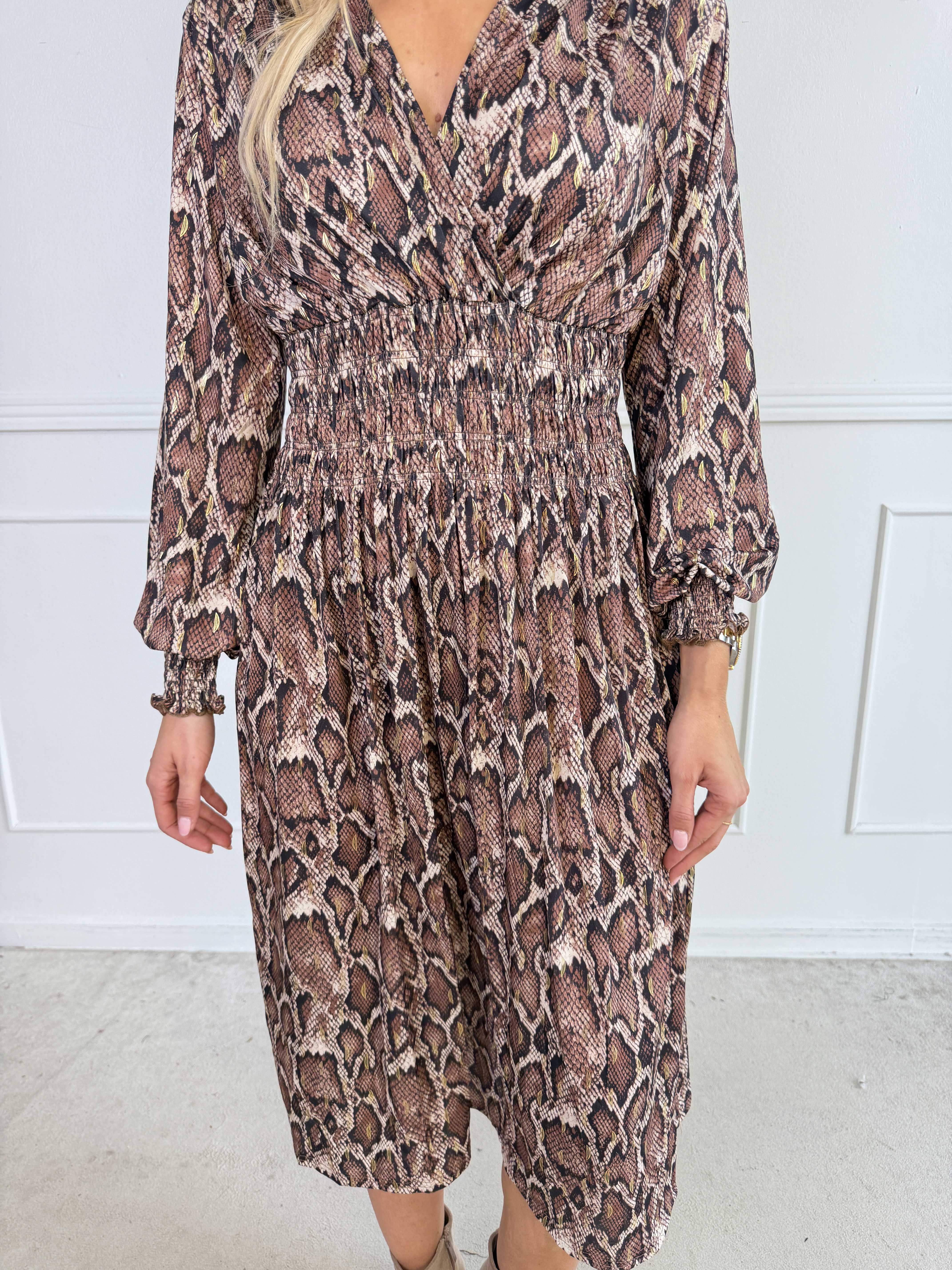 Pams Snake Midi L/S - Elastisk kjole i slangeprint med elegante gulddetaljer